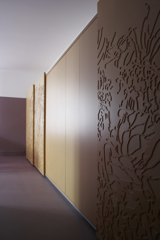 EIngebautes, Kleines, Neutrales Modernes Ankleidezimmer mit flächenbündigen Schrankfronten und hellen Holzschränken in Turin