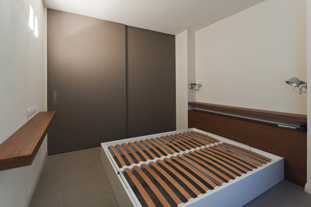 Идея дизайна: гардеробная комната в современном стиле с фасадами цвета дерева среднего тона, полом из керамогранита и серым полом