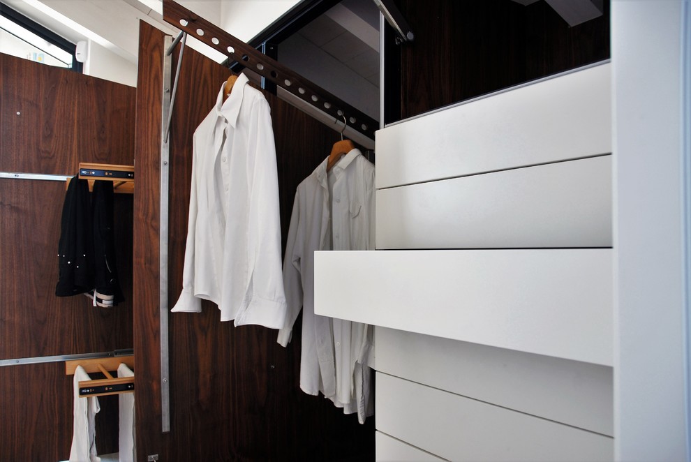 Imagen de armario unisex actual grande con armarios con paneles lisos y puertas de armario blancas