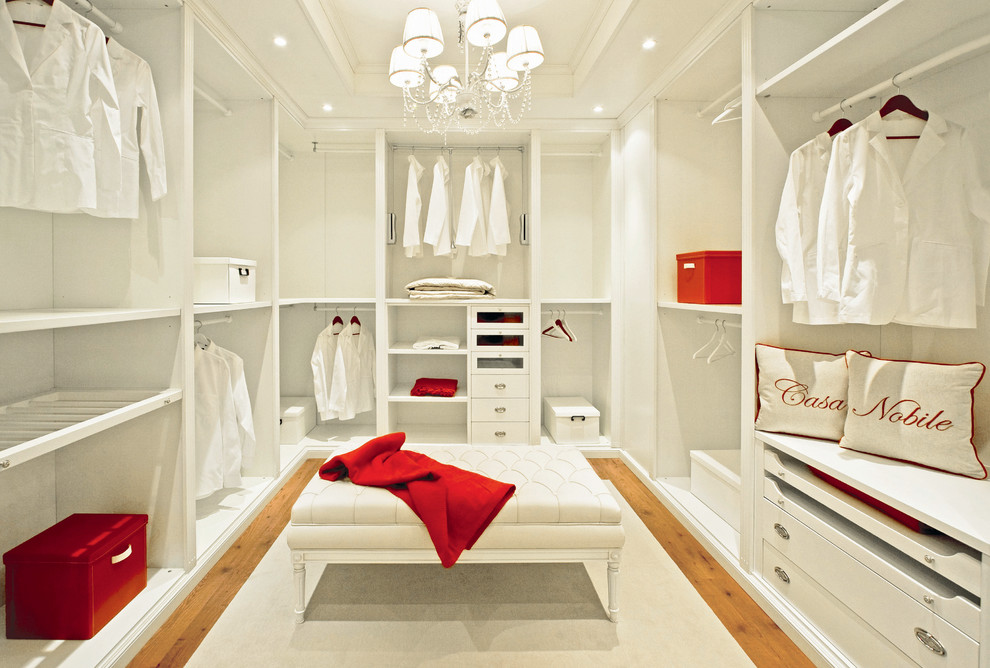 Diseño de armario vestidor unisex clásico extra grande con armarios abiertos y puertas de armario blancas