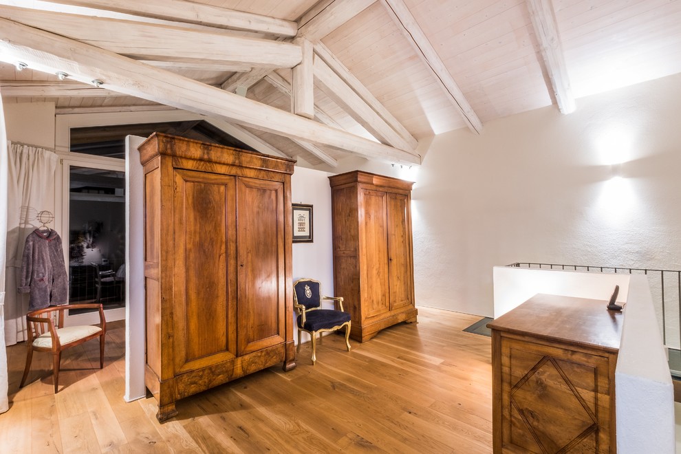 Diseño de vestidor unisex de estilo de casa de campo grande con suelo de madera en tonos medios