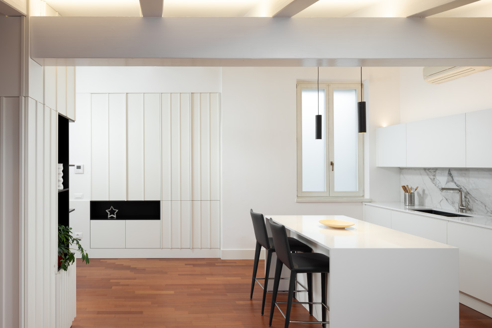 Immagine di un armadio o armadio a muro unisex minimal di medie dimensioni con pavimento in legno massello medio