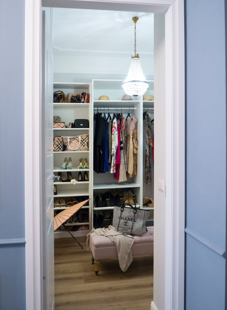 На фото: маленькая гардеробная комната в стиле фьюжн с открытыми фасадами и белыми фасадами для на участке и в саду, женщин с