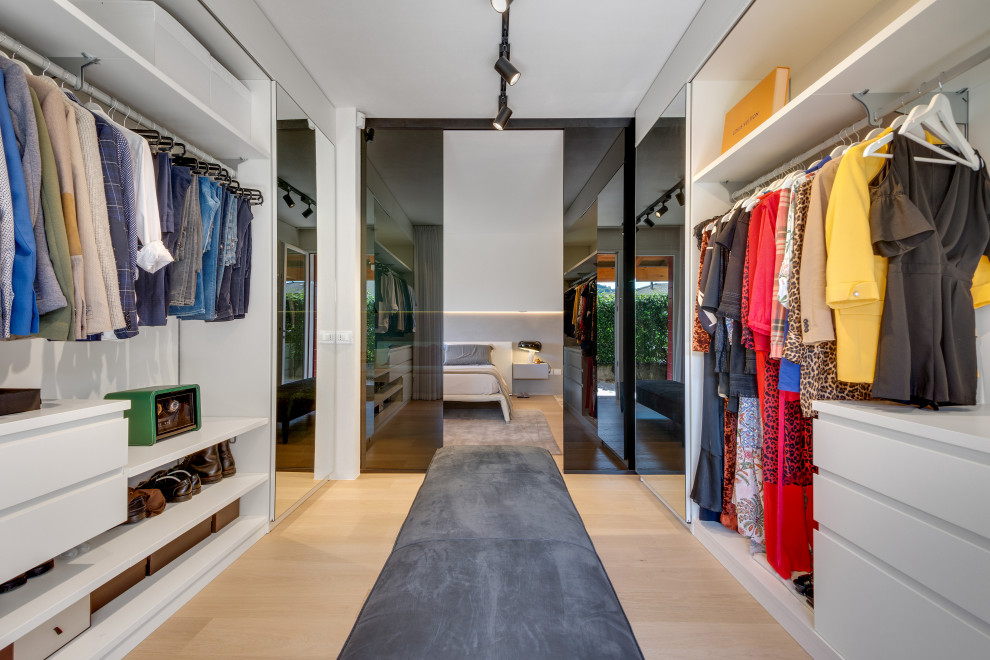 Großes Modernes Ankleidezimmer mit gebeiztem Holzboden und eingelassener Decke in Venedig