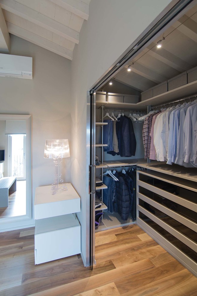 Inspiration för mellanstora moderna walk-in-closets för män, med öppna hyllor, beige skåp och ljust trägolv