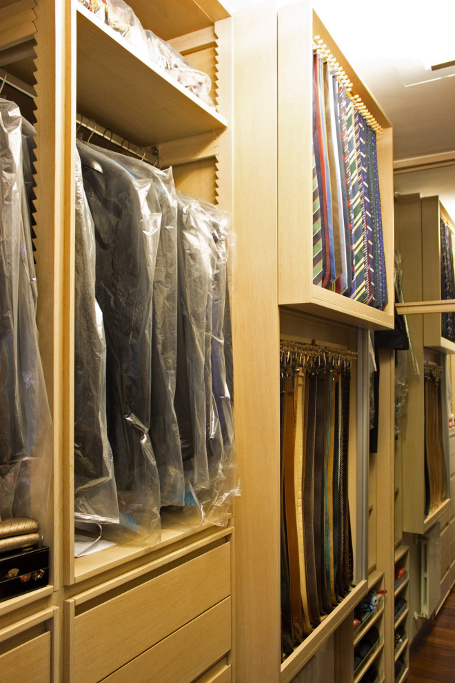Ejemplo de armario vestidor unisex tradicional de tamaño medio con armarios abiertos, puertas de armario de madera clara, suelo de madera oscura y suelo marrón