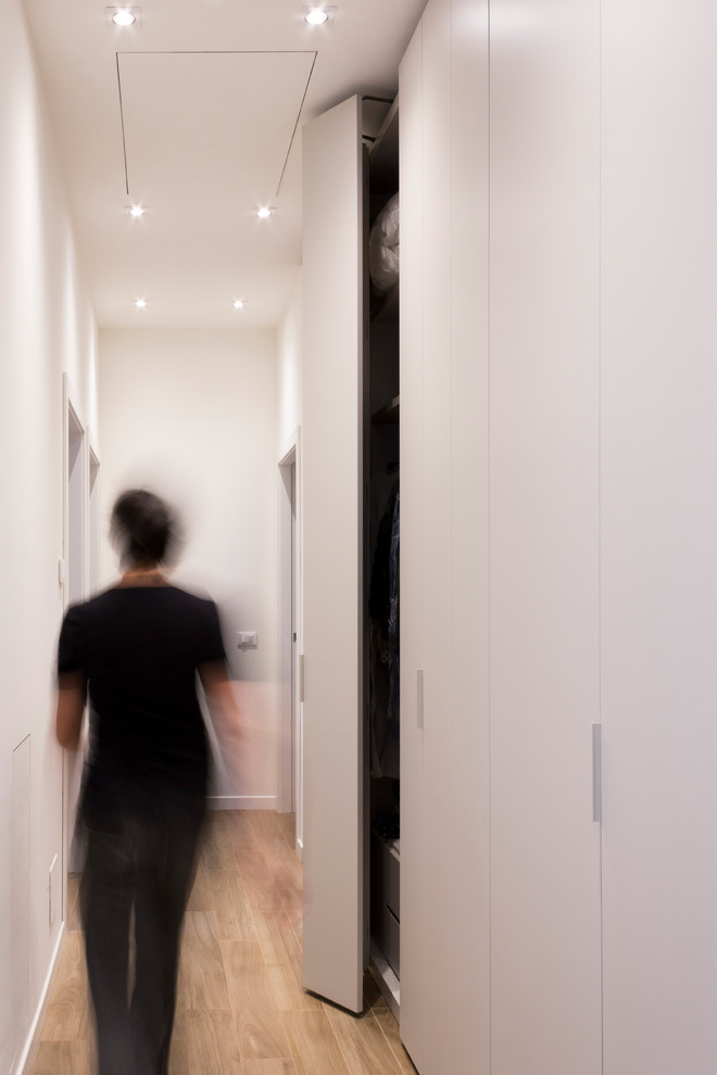 EIngebautes, Mittelgroßes, Neutrales Modernes Ankleidezimmer mit flächenbündigen Schrankfronten, beigen Schränken und Porzellan-Bodenfliesen in Mailand