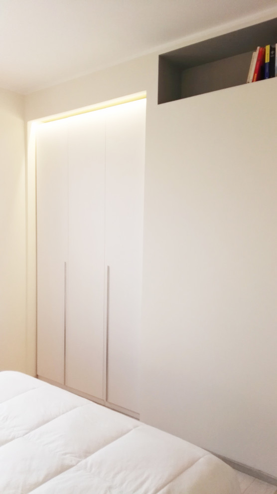 Imagen de armario unisex minimalista de tamaño medio con armarios con rebordes decorativos, puertas de armario de madera clara, suelo de madera clara y suelo beige