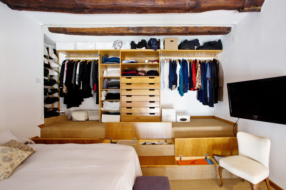 Exemple d'un grand placard dressing éclectique en bois clair neutre avec un placard sans porte, moquette et un sol beige.