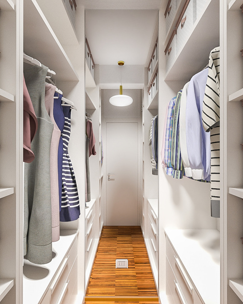 Kleiner, Neutraler Moderner Begehbarer Kleiderschrank mit offenen Schränken, weißen Schränken und dunklem Holzboden in Mailand