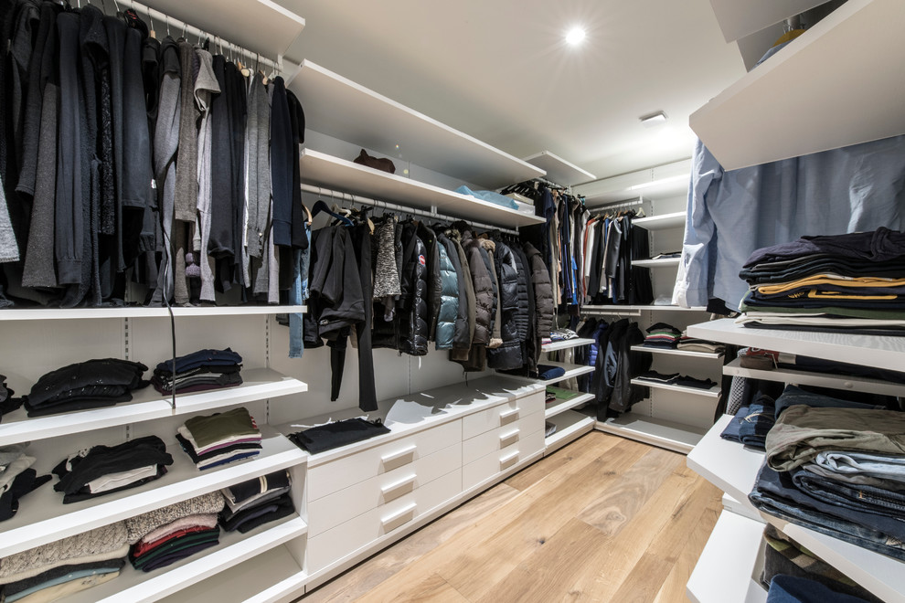 Ejemplo de armario vestidor unisex minimalista de tamaño medio con armarios abiertos, puertas de armario blancas, suelo beige y suelo de madera clara