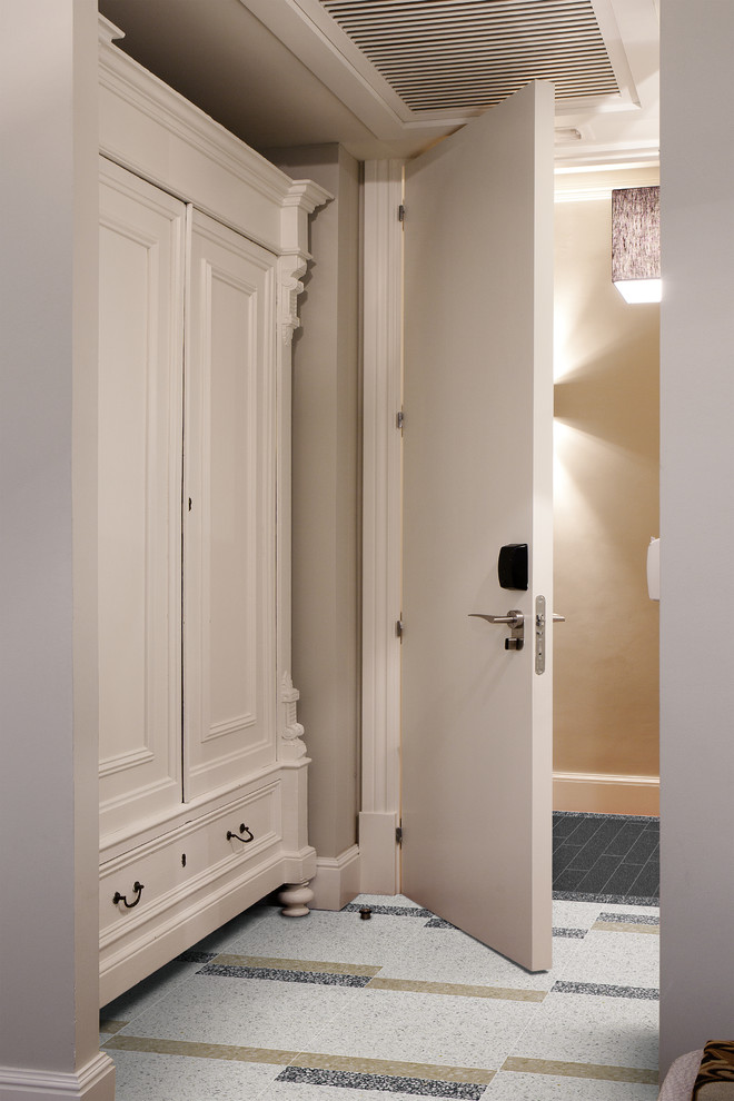 Inspiration pour un petit dressing room traditionnel neutre avec un placard avec porte à panneau surélevé, des portes de placard blanches et un sol en marbre.