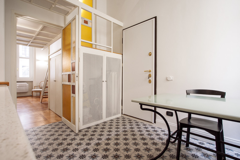 Idee per un armadio o armadio a muro unisex minimalista di medie dimensioni con ante lisce, ante bianche, pavimento in gres porcellanato e pavimento multicolore