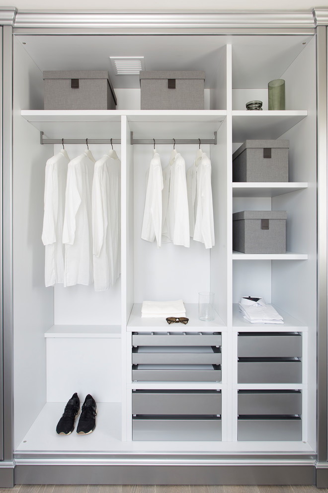 Modelo de armario unisex tradicional extra grande con armarios abiertos, puertas de armario blancas y suelo de madera oscura