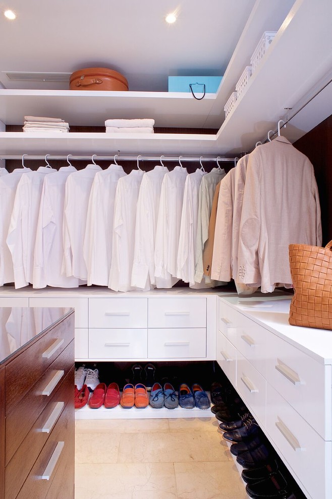 Foto de armario vestidor unisex actual de tamaño medio con armarios abiertos, puertas de armario blancas, suelo de mármol y suelo beige
