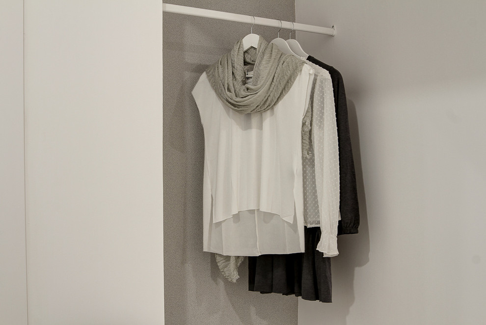 Modelo de armario y vestidor bohemio con armarios abiertos, puertas de armario grises, suelo de baldosas de porcelana y suelo blanco