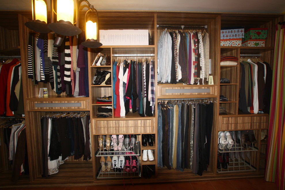 Imagen de armario vestidor unisex rústico de tamaño medio con armarios abiertos y puertas de armario de madera oscura
