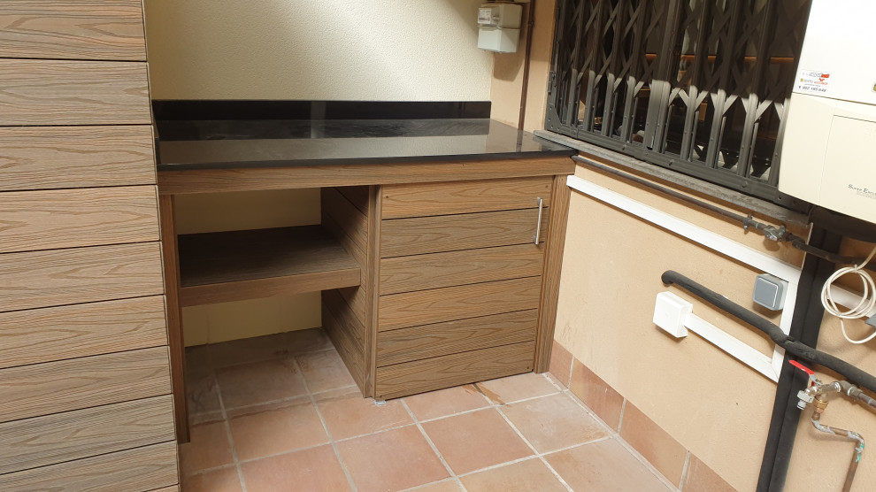 Immagine di un piccolo armadio incassato unisex minimalista con ante in legno scuro, pavimento con piastrelle in ceramica e pavimento beige