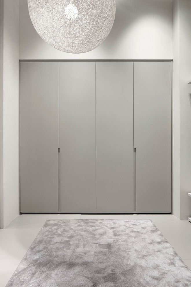 Foto de armario unisex tradicional renovado pequeño con armarios con paneles lisos y puertas de armario grises