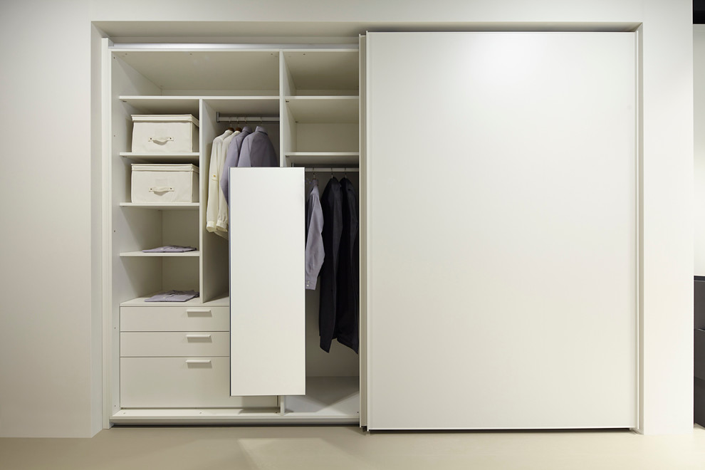 Modelo de armario unisex actual de tamaño medio con armarios con paneles lisos y puertas de armario blancas