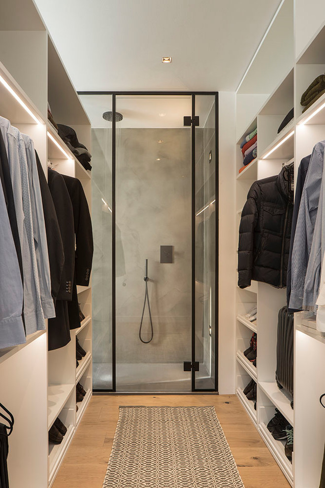 Idéer för ett mellanstort modernt walk-in-closet för könsneutrala, med öppna hyllor, vita skåp, mellanmörkt trägolv och beiget golv
