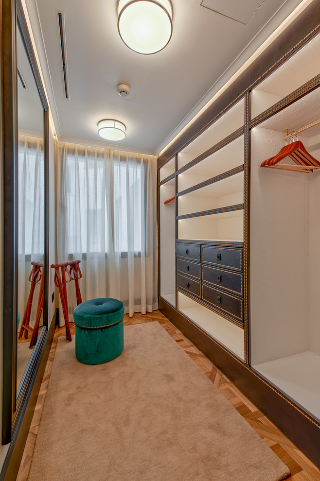 Example of a transitional closet design in Barcelona