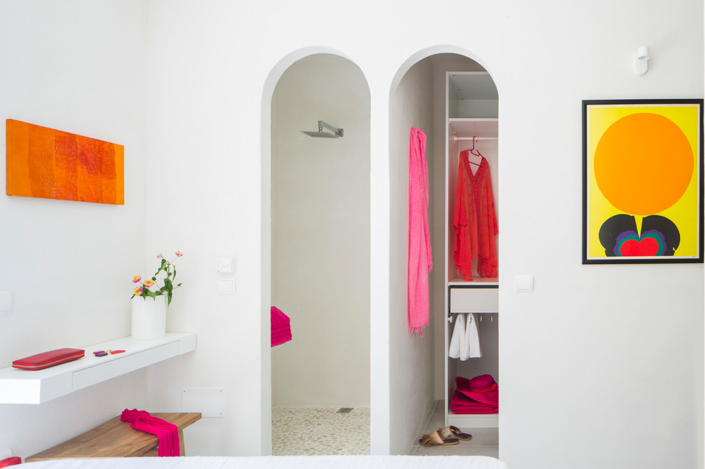 На фото: гардеробная комната среднего размера в средиземноморском стиле с полом из керамической плитки, белым полом, открытыми фасадами и белыми фасадами