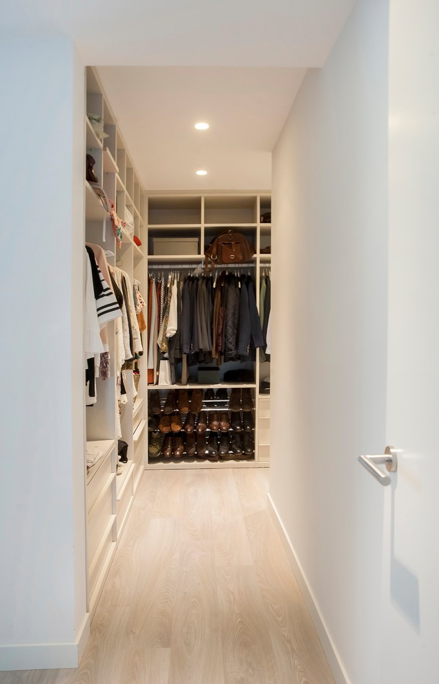 На фото: гардеробная комната среднего размера, унисекс в современном стиле с открытыми фасадами, белыми фасадами, светлым паркетным полом и бежевым полом