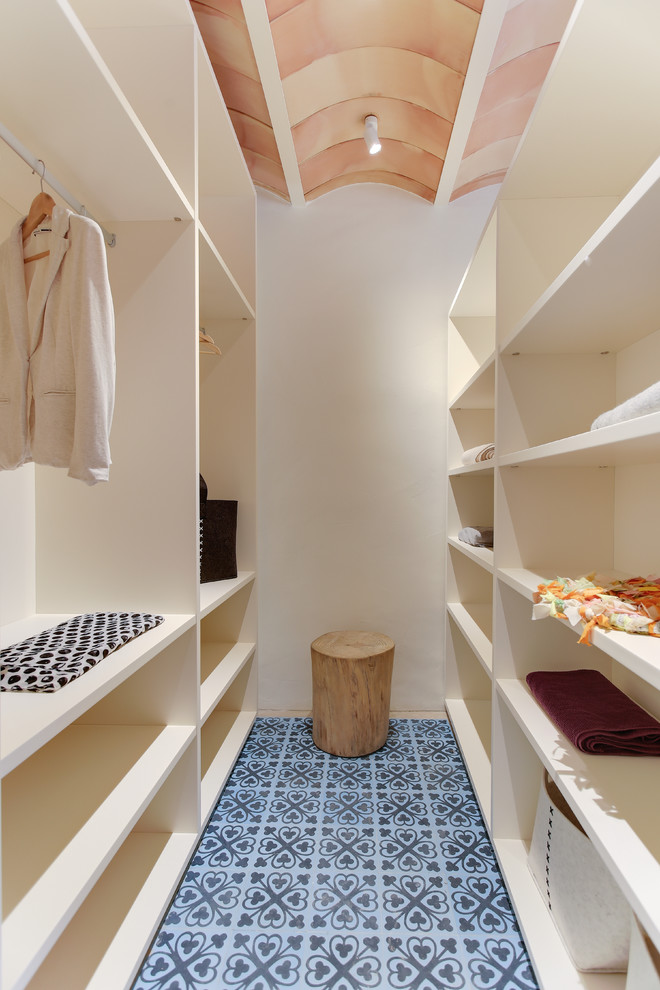 Idee per una cabina armadio unisex mediterranea di medie dimensioni con nessun'anta, ante bianche, pavimento con piastrelle in ceramica e pavimento blu