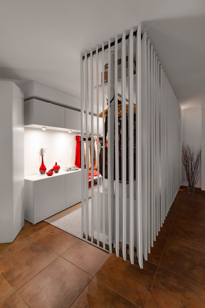 Imagen de armario vestidor unisex actual grande con armarios abiertos y puertas de armario blancas