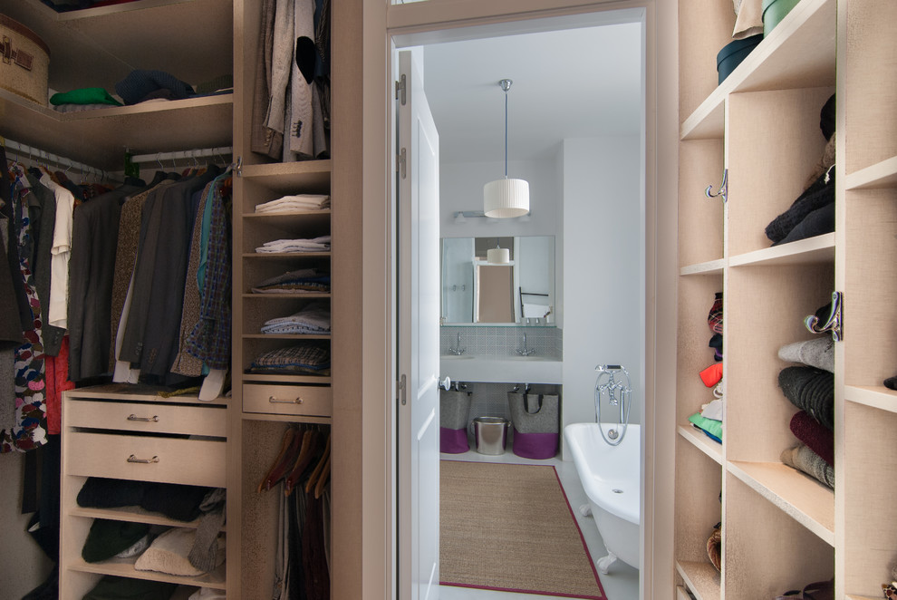Imagen de armario vestidor unisex nórdico de tamaño medio con armarios abiertos y puertas de armario de madera clara