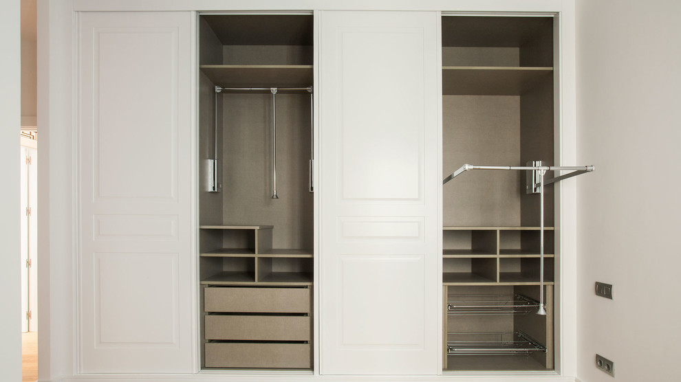 Modelo de armario vestidor unisex contemporáneo de tamaño medio con puertas de armario blancas