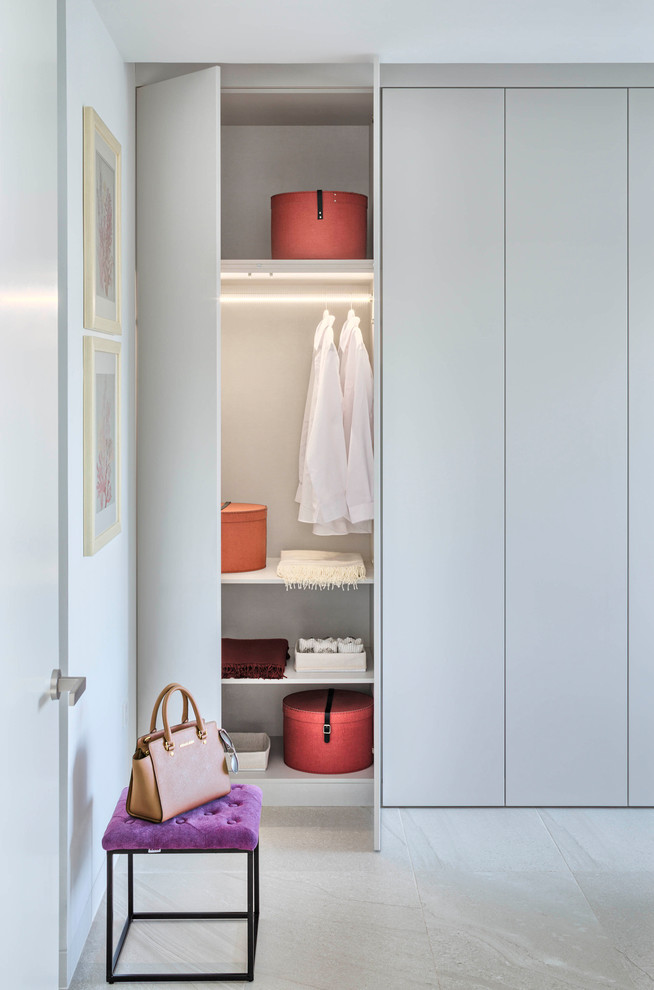 Imagen de armario de mujer actual de tamaño medio con armarios con paneles lisos
