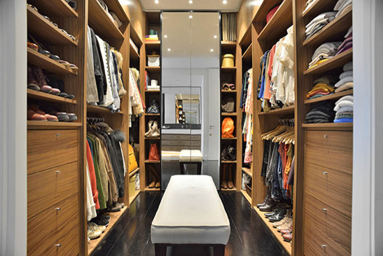 Modelo de armario vestidor unisex clásico renovado de tamaño medio con armarios abiertos y puertas de armario de madera oscura