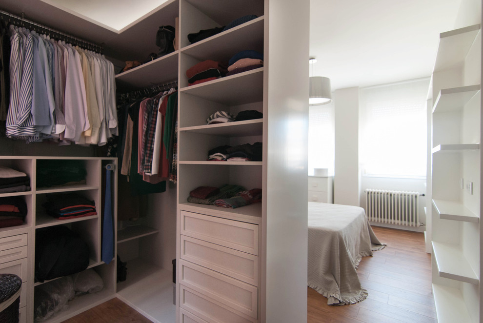 Modelo de armario vestidor unisex actual de tamaño medio con armarios abiertos y puertas de armario blancas