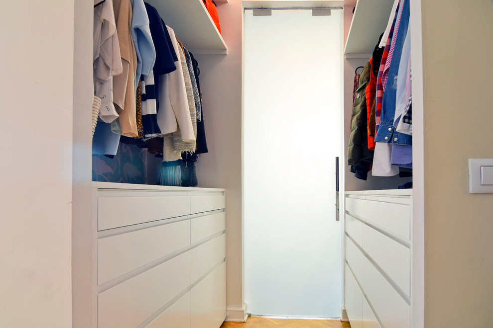 Foto på ett litet funkis walk-in-closet för könsneutrala, med släta luckor och vita skåp