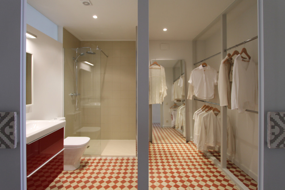 Cette image montre un dressing room nordique de taille moyenne et neutre avec un placard sans porte.