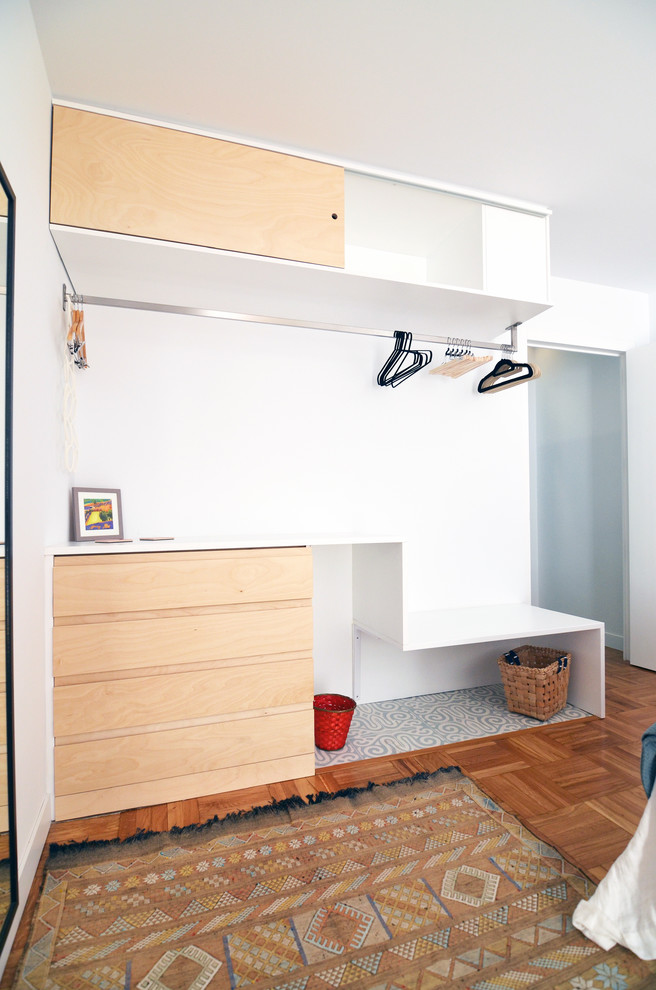 Источник вдохновения для домашнего уюта: гардеробная комната среднего размера, унисекс в современном стиле с открытыми фасадами, светлыми деревянными фасадами, полом из керамогранита и синим полом