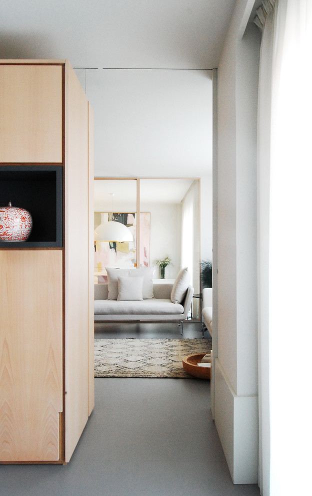 Пример оригинального дизайна: гардеробная комната среднего размера, унисекс в современном стиле с плоскими фасадами, светлыми деревянными фасадами, полом из линолеума и серым полом
