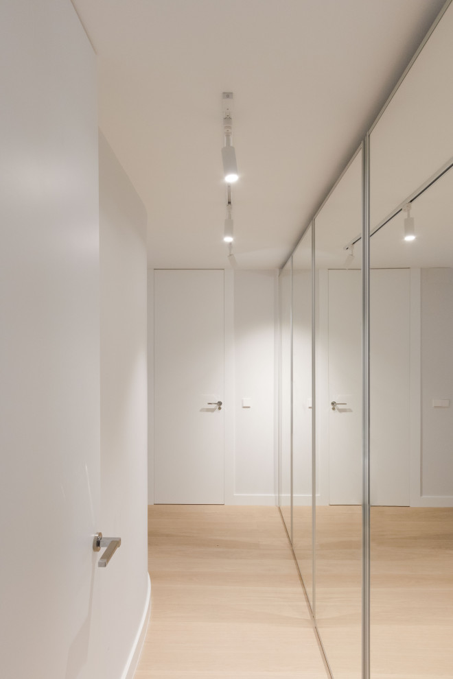 Idéer för ett mellanstort modernt walk-in-closet för könsneutrala, med skåp i shakerstil, mellanmörkt trägolv och brunt golv