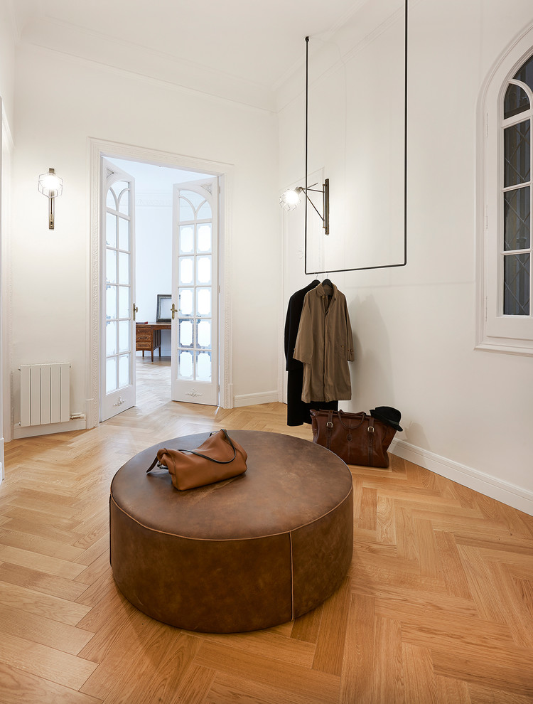 Foto de vestidor unisex contemporáneo grande con armarios abiertos y suelo de madera en tonos medios