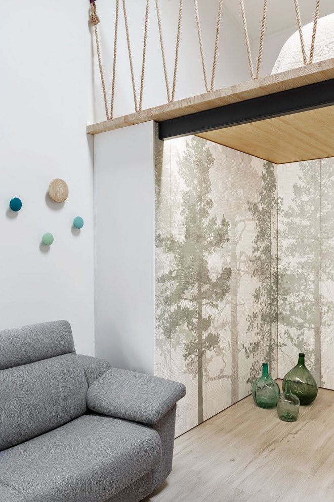 На фото: встроенный шкаф среднего размера, унисекс в скандинавском стиле с фасадами с утопленной филенкой, зелеными фасадами, полом из керамогранита и бежевым полом