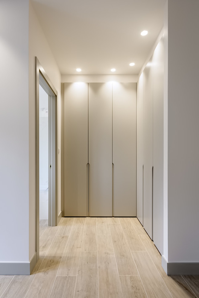 Example of a minimalist closet design in Bilbao