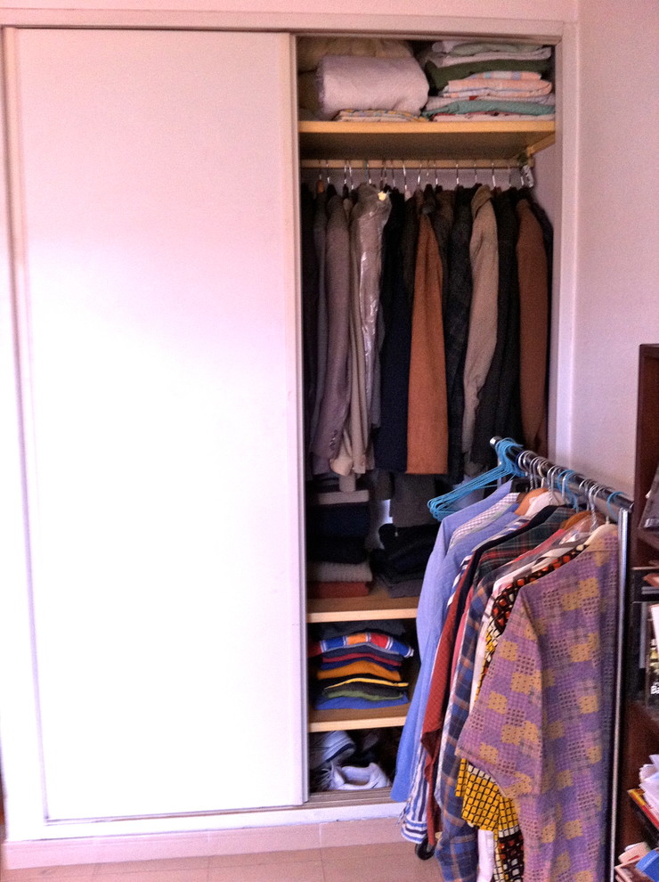 Imagen de armario unisex clásico renovado pequeño con armarios con paneles lisos y puertas de armario blancas