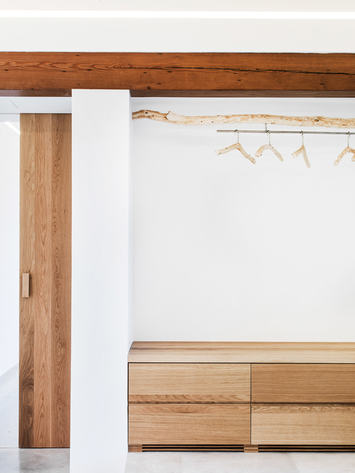 Photo of a medium sized scandinavian gender neutral walk-in wardrobe in Palma de Mallorca with flat-panel cabinets.