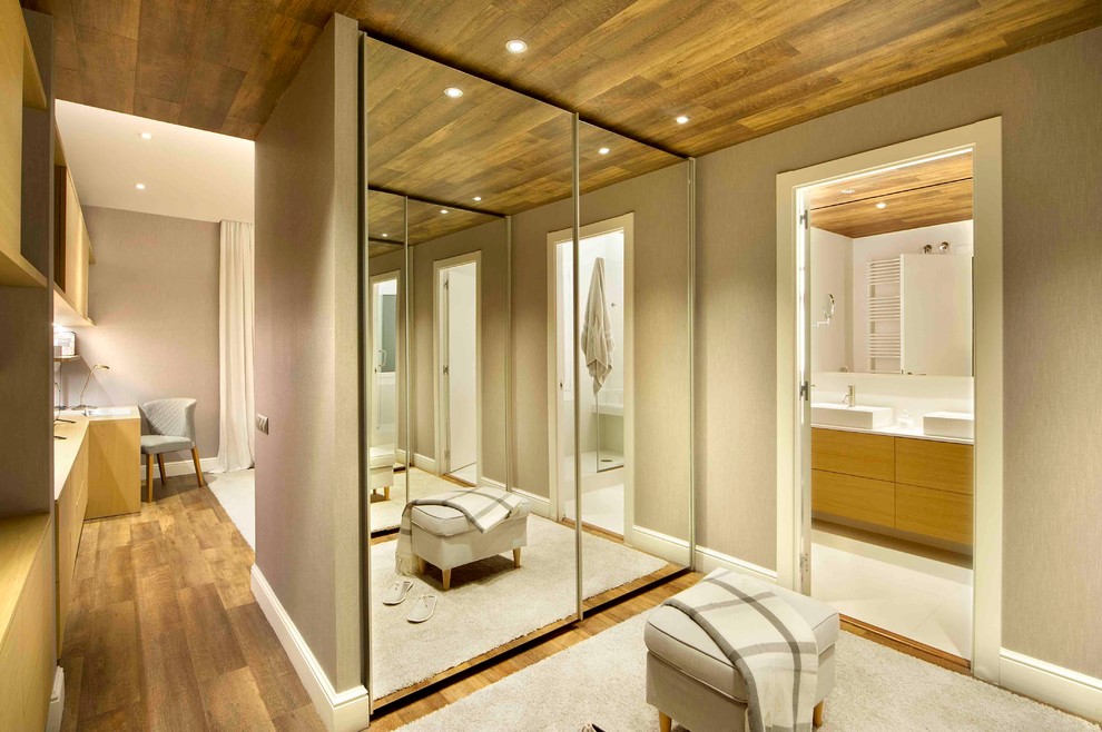 Свежая идея для дизайна: гардеробная комната среднего размера, унисекс в современном стиле с паркетным полом среднего тона - отличное фото интерьера