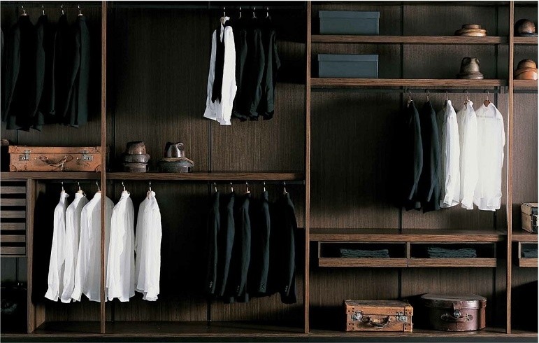 Imagen de armario de hombre minimalista de tamaño medio con armarios abiertos y puertas de armario de madera en tonos medios