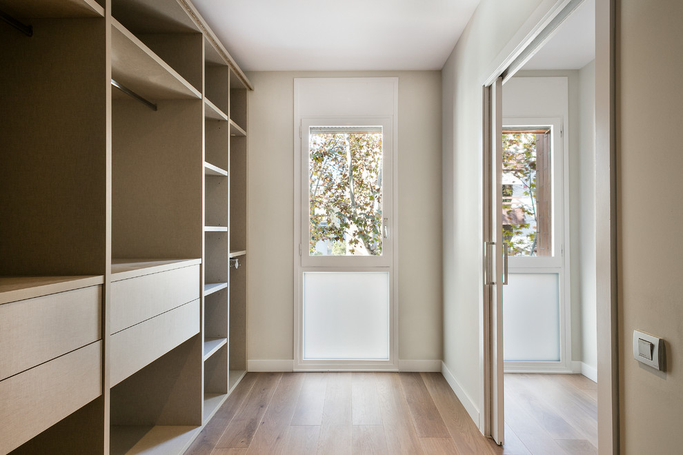 На фото: гардеробная комната среднего размера, унисекс в средиземноморском стиле