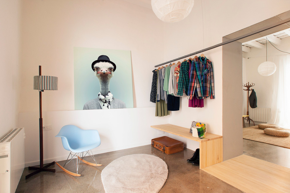 Exempel på ett mellanstort minimalistiskt walk-in-closet för könsneutrala, med öppna hyllor och brunt golv