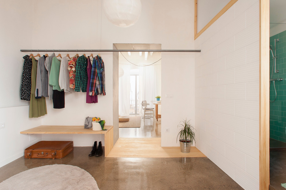 Идея дизайна: гардеробная комната среднего размера, унисекс в скандинавском стиле с открытыми фасадами и коричневым полом